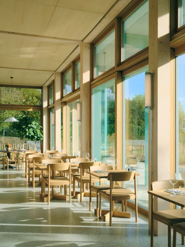 Bâtiment communal et Auberge-restaurant Port Gitana, Bellevue – Auberge, la salle du restaurant – Alicia Dubuis